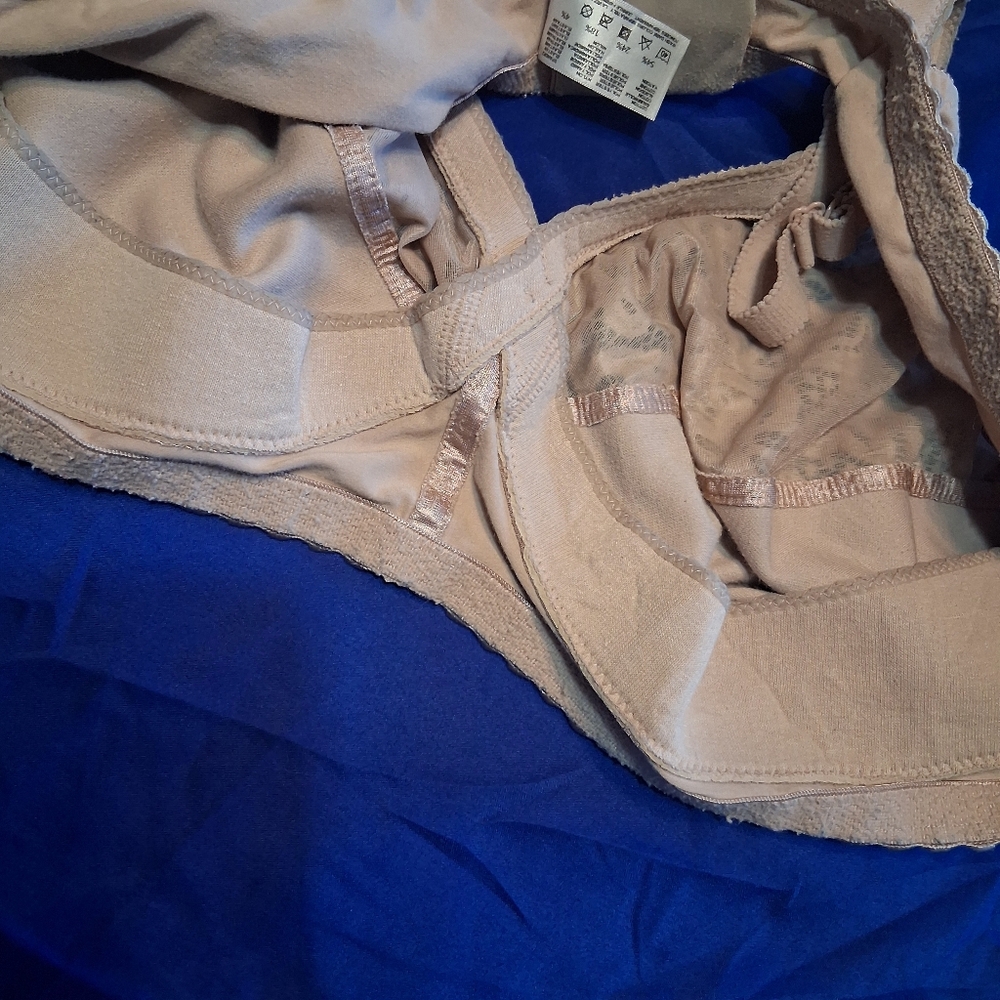 👙Glamorise Elegant Lace Bra in Soft Beige - Picture 8 of 9